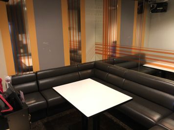 カラオケビッグエコー　田町三田口駅前店			 《9～10名用》会議・打ち合わせ用ワークルーム【サイズL】の室内の写真