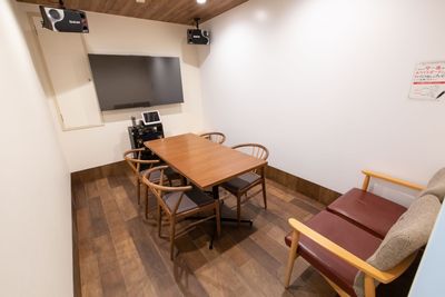 カラオケビッグエコー　五反田東口駅前店 《2～4名用》会議・打ち合わせ用ルーム【サイズS】の室内の写真