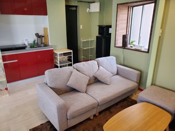 ゆったりとした３人掛けソファーでくつろげます。 - コート渋谷 新年度割引✨最大18名👪55型４K対応TV📺キッチン設備完備の室内の写真