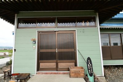 正面玄関です - OMOTENASHI LODGE 悠遊 田舎の広々キッチン付きレンタルスペースの入口の写真