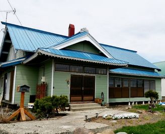 築60年の古民家です - OMOTENASHI LODGE 悠遊 田舎の広々キッチン付きレンタルスペースの外観の写真