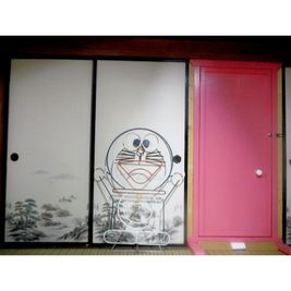 ドラえもんがお出迎えします - OMOTENASHI LODGE 悠遊 田舎の広々キッチン付きレンタルスペースの室内の写真