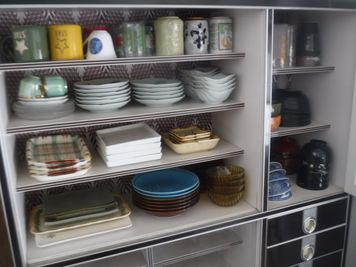 食器類です。ご自由にどうぞ - OMOTENASHI LODGE 悠遊 田舎の広々キッチン付きレンタルスペースの室内の写真