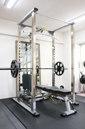 ベンチプレスやスクワットなど様々なトレーニングを行えます。 - MIYAZAKI GYM勝どき店 完全個室のレンタルジムの室内の写真