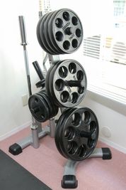 プレートは全て付けると約200キロあります（バー含む）10㎏のバーも2種類あります。 - MIYAZAKI GYM勝どき店 完全個室のレンタルジムの室内の写真