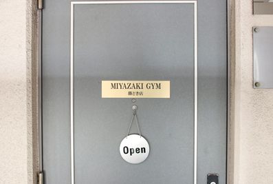 MIYAZAKI GYM勝どき店 完全個室のレンタルジムの入口の写真