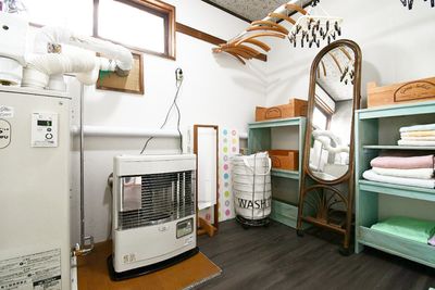 タオルもたくさんあります - OMOTENASHI LODGE 悠遊 田舎の広々キッチン付きレンタルスペースの室内の写真