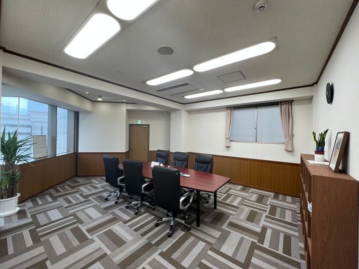 会議室全体図 - ライフプラス会議室 綺麗な会議室の室内の写真