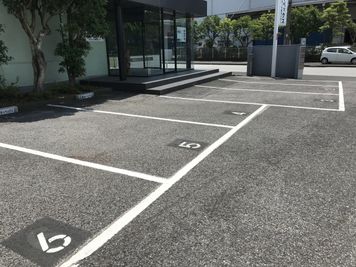 駐車場No.1~4の中で当日空いている場所のみご利用可です。 - 株式会社キーペックス本社ビル 小会議室の外観の写真