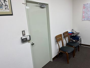 株式会社キーペックス本社ビル 小会議室の室内の写真
