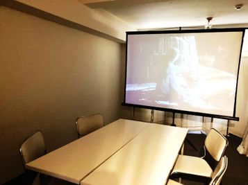スケッチ （オフ会・勉強会・飲み会・オンライン会議） 講座・配信・セミナー・教室・練習・ミーティングの室内の写真
