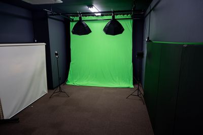 クロマキー（緑・青）が利用でき、Wirecastを使ったデジタル合成撮影が可能です。 - レンタル撮影・配信スタジオStudioV.V.大阪店 【大阪】 studio V.V. （スタジオ　ヴィヴィ）の室内の写真