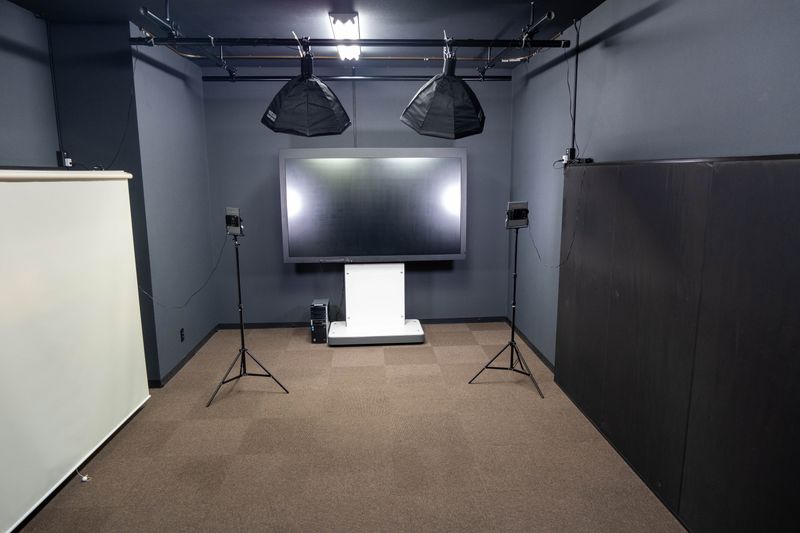 ８２インチの電子黒板がついています。照明で明るさを調節することが出来ます。 - レンタル撮影・配信スタジオStudioV.V.大阪店 【大阪】 studio V.V. （スタジオ　ヴィヴィ）の室内の写真