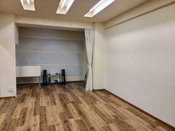 カーテン設置しました。着替え等でお使いください。 - StudioIrodori赤羽橋 防音設備有！レンタルスタジオIrodori赤羽橋店の室内の写真