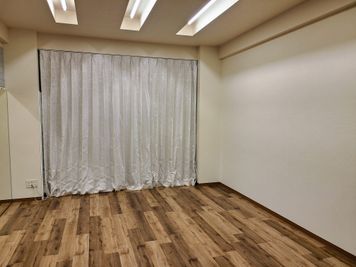 カーテン設置しました。着替え等でお使いください。 - StudioIrodori赤羽橋 防音設備有！レンタルスタジオIrodori赤羽橋店の室内の写真