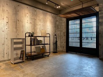 展示スペース、物販スペース - STUDIO ZEFF photo + coffee 貸しスタジオ、レンタルスペース、ギャラリー、多目的スペースの室内の写真