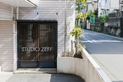 入り口 - STUDIO ZEFF photo + coffee 貸しスタジオ、レンタルスペース、ギャラリー、多目的スペースの室内の写真