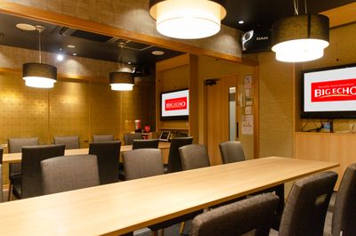 カラオケビッグエコー　新橋銀座口駅前店 《9～10名用》会議・打ち合わせ用ワークルーム【サイズL】の室内の写真