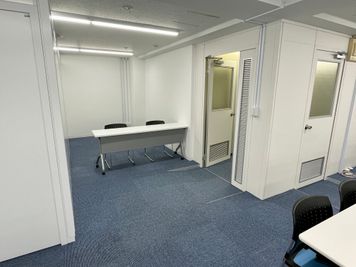 【入口前には受付スペースにピッタリな空間と、予備の机＆椅子がございます】 - TIME SHARING新宿 TIME SHARING新宿8Aの室内の写真