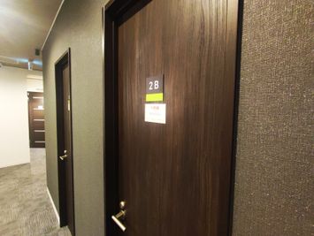 室内の入口 - レンタル・コワーキングスペース【ベース大曽根】 モニター・鍵付完全個室【２A】の室内の写真