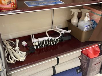 スマホスタンド・アルコール除菌スプレー・延長コード - 世良バレエスタジオ バレエスタジオ・ダンススタジオの設備の写真