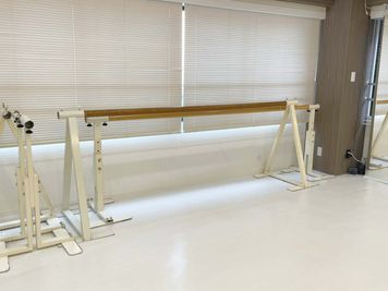 バレエレッスン用バー - 世良バレエスタジオ バレエスタジオ・ダンススタジオの設備の写真