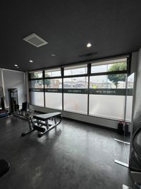 ロールスクリーン 解放時 - Fitnear gym つくば店 レンタルトレーニングルームAの室内の写真