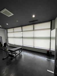 ロールスクリーン 使用時 - Fitnear gym つくば店 レンタルトレーニングルームAの室内の写真