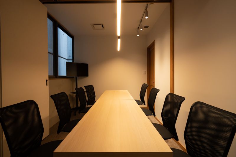 2つの会議室を繋げると、最大10人用の会議室を作ることができます。 - 会議室 レンタルスペースの室内の写真