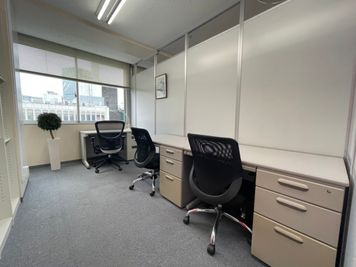 個室タイプの3デスク　サテライトオフィス利用に最適 - ムサコム会議室