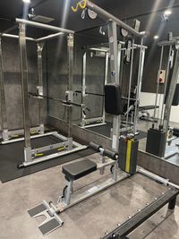 ラットマシンウェイトスタック式 - Fitnear gym つくば店 レンタルトレーニングルームBの室内の写真