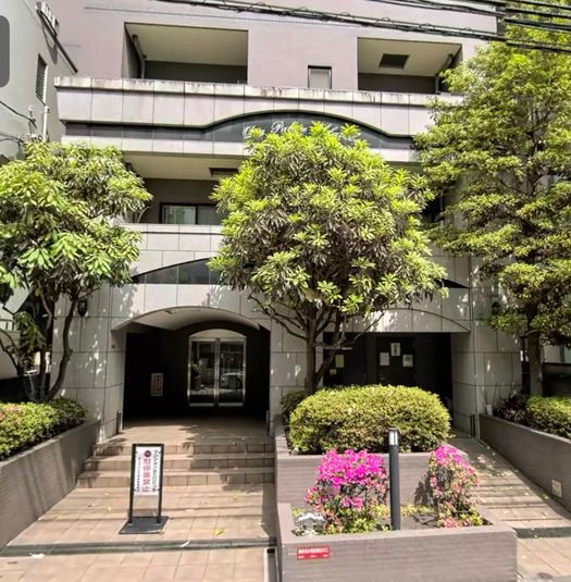 エステマシンのあるサロンと6人掛けのテーブルで会議可能 - サロン・スペース