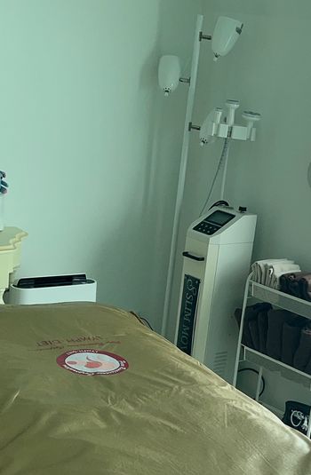 エステマシンのあるサロンと6人掛けのテーブルで会議可能 - サロン・スペース