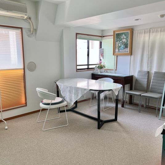 エステマシンのあるサロンと6人掛けのテーブルで会議可能 - サロン・スペース