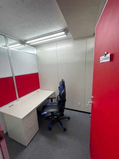 完全個室ですので、集中してご利用いただけます。 - ムサコム会議室 ワークスペース1デスクの室内の写真