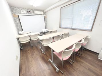 セミナー・講義形式例です。 - TSUBAKI新横浜 TSUBAKI新横浜スペースの室内の写真