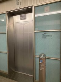 18階までお越しの際は1階エレベーター乗り場で6号機または9号機のエレベーターをご利用ください。 - コワーキングスペースSOUU 会議室のその他の写真