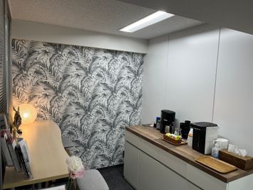 【カフェコーナー】
ご利用の時間まで、フリードリンクを飲みながらお待ちいただけます。 - ウィズスクエア・GLOXIA銀座店 Room 4の設備の写真