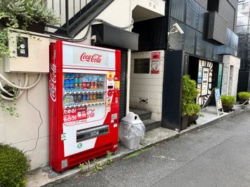 自販機横が入口です。
入ってすぐ左に階段が有り、そこを上ってください。 - レンタルスペースedifice渋谷303 撮影スペース・ワークスペース・パーティースペースの外観の写真