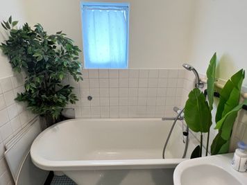 アンティークで味のある浴槽と、洗面、新しいトイレも有ります。 - レンタルスペースedifice渋谷303 撮影スペース・ワークスペース・パーティースペースの室内の写真