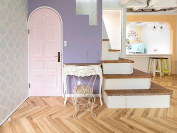 ピンク色の可愛いアーチドア　ドレッサーとハート型のアイアンチェア - スタジオネロリ スタジオ・ネロリ　格安一軒家キッチン付き撮影スタジオ 65㎡の室内の写真