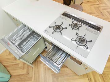 アイランドキッチンには食洗機やグリル(魚焼き器),3口ガスコンロを設置。使用可能 - スタジオネロリ スタジオ・ネロリ　格安一軒家キッチン付き撮影スタジオ 65㎡の室内の写真