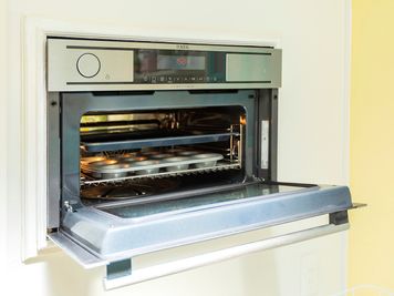 撮影しやすい目線に取り付けられた、壁埋型スチーム機能付きオーブン(ドイツ製　AEG)。パンも作れます。使用可能
温度設定(30~230°C)
庫内容量：35L - スタジオネロリ スタジオ・ネロリ　格安一軒家キッチン付き撮影スタジオ 65㎡の設備の写真