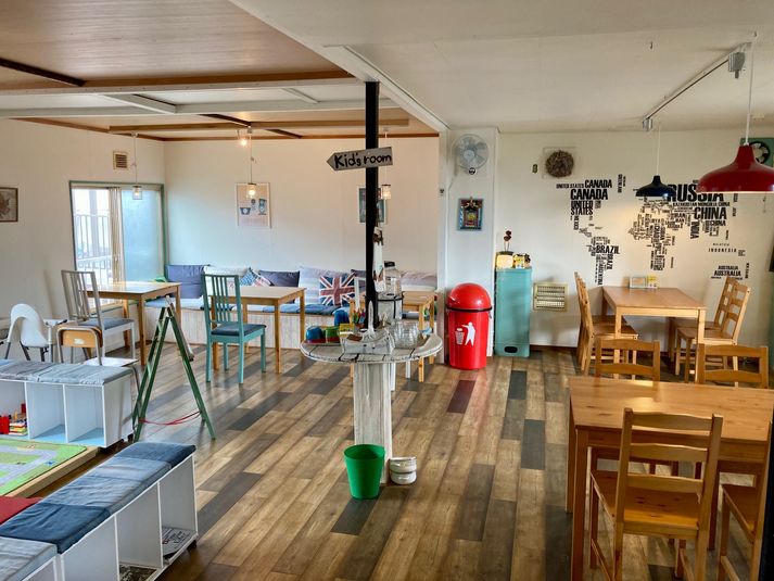 普段はカフェとして営業している2Fスペースは明るく開放感があります。
椅子やテーブルを移動すれば様々なイベントも開催可能です。 - HIPPIES SAPPORO TONDEN レンタルカフェ＆スペースの室内の写真