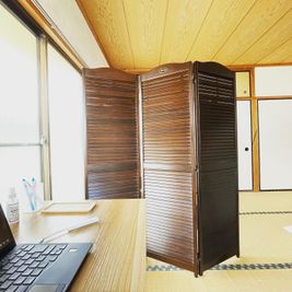 作業に集中したい時、デスク間にパーティションを設置ください。 - CONCATENATE京都 山科西野のワーキングスペース／お仕事、勉強、打ち合わせ等に♪の室内の写真