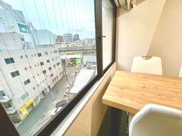 新大阪駅の東口10秒のレンタルスペース/会議室【SS新大阪】 無料WiFi・備品全無料貸出の多目的室・ルーム618の室内の写真