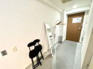 新大阪駅の東出口１０秒のレンタルスペース/会議室【SS新大阪】 無料WiFi・備品全無料貸出の多目的室・ルーム618の室内の写真