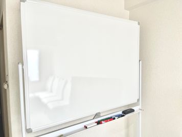 新大阪駅の東口10秒のレンタルスペース/会議室【SS新大阪】 無料WiFi・備品全無料貸出の多目的室・ルーム618の設備の写真