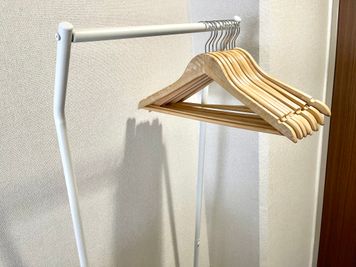 ハンガーラック - 新大阪駅の東口10秒のレンタルスペース/会議室【SS新大阪】 無料WiFi・備品全無料貸出の多目的室・ルーム618の設備の写真