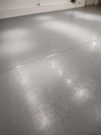 床はリノリウムです。 - DWM 70㎡、鏡、リノリウム完備の室内の写真